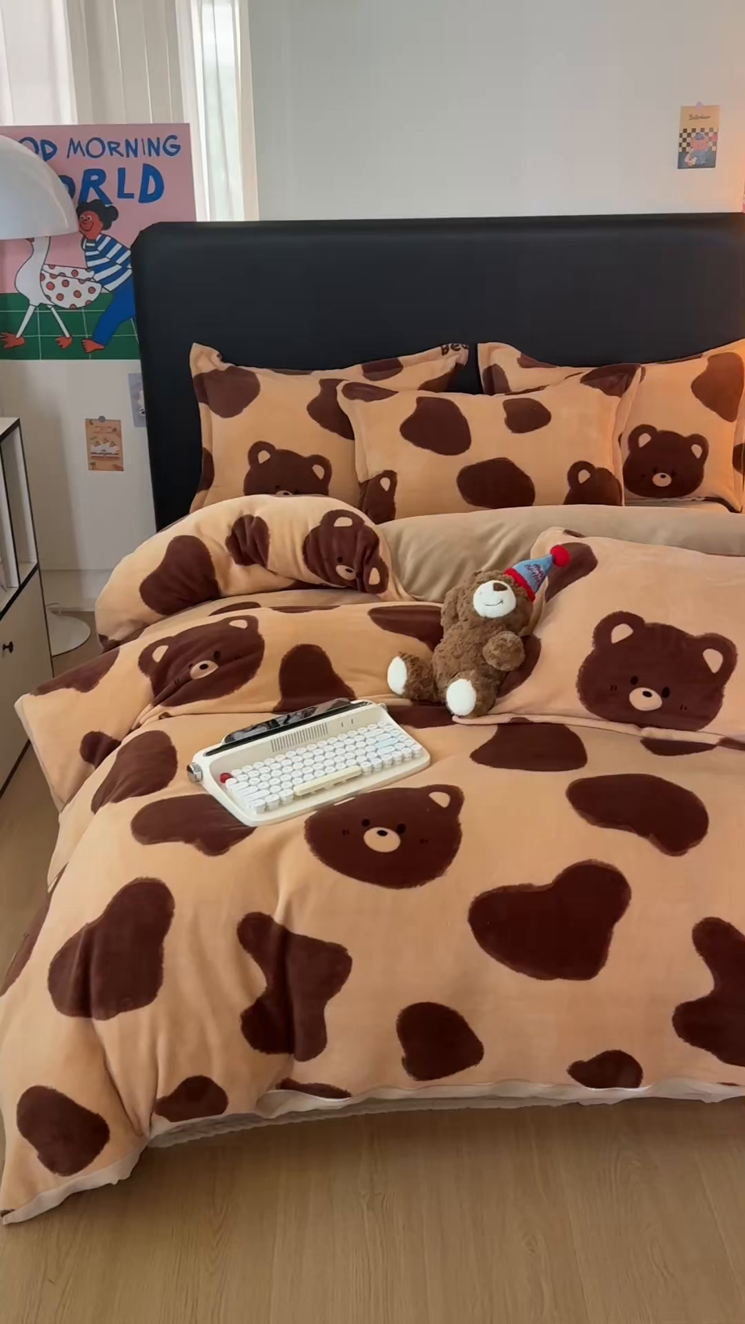 91家纺网 家纺一手货源 找家纺 艾特你 2025新款小清新高克重牛奶绒印花四件套 可可熊