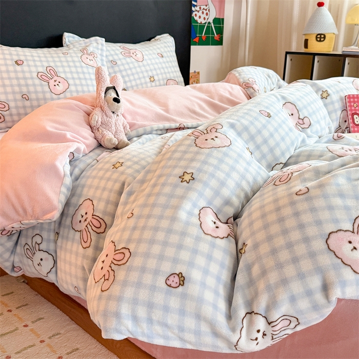 艾特你 2025新款小清新高克重牛奶绒印花四件套 蓝格兔兔