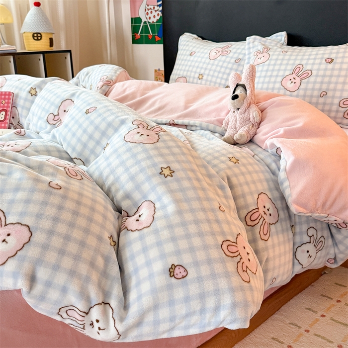 91家纺网 家纺一手货源 找家纺 艾特你 2025新款小清新高克重牛奶绒印花四件套 蓝格兔兔