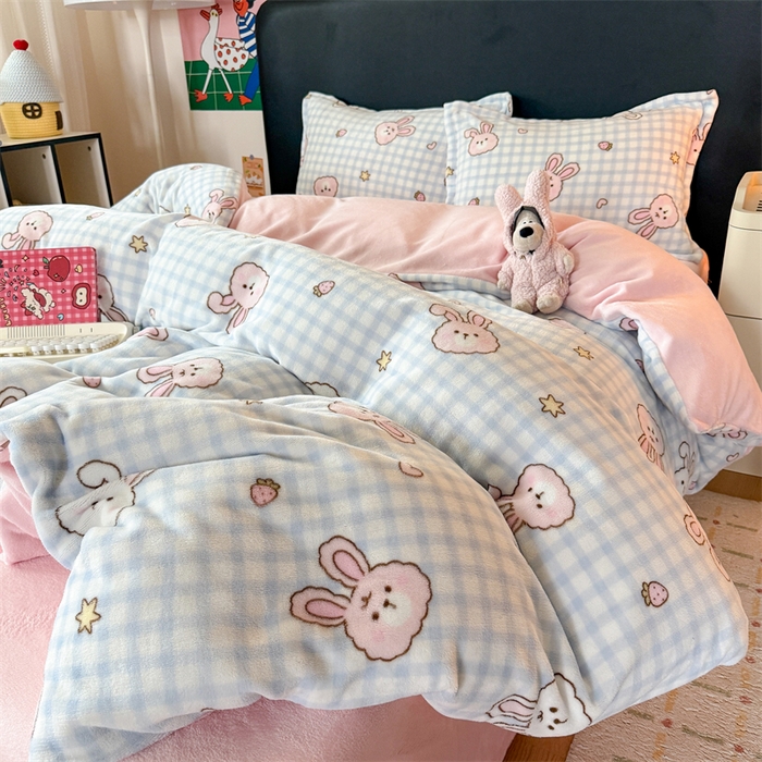 91家纺网 家纺一手货源 找家纺 艾特你 2025新款小清新高克重牛奶绒印花四件套 蓝格兔兔