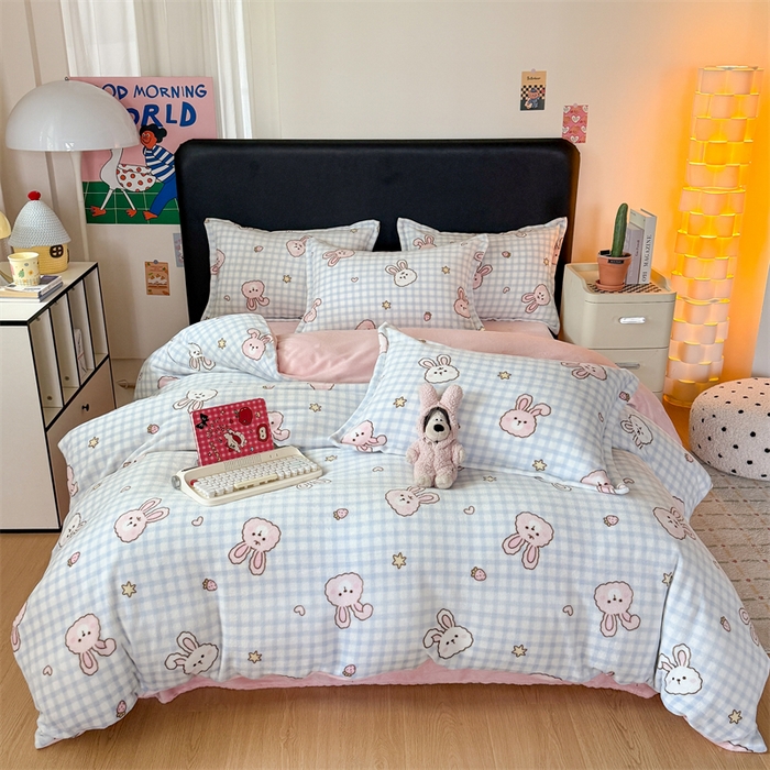 91家纺网 家纺一手货源 找家纺 艾特你 2025新款小清新高克重牛奶绒印花四件套 蓝格兔兔