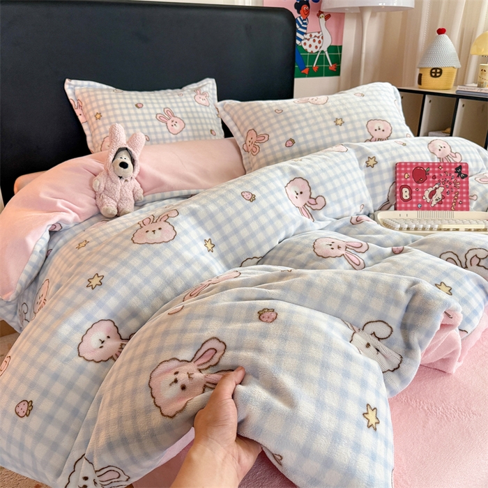 91家纺网 家纺一手货源 找家纺 艾特你 2025新款小清新高克重牛奶绒印花四件套 蓝格兔兔