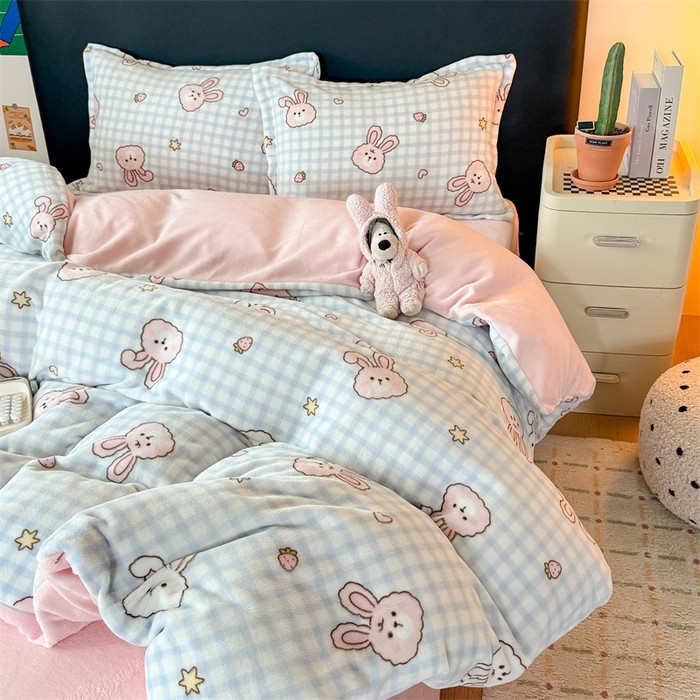 91家纺网 家纺一手货源 找家纺 艾特你 2025新款小清新高克重牛奶绒印花四件套 蓝格兔兔