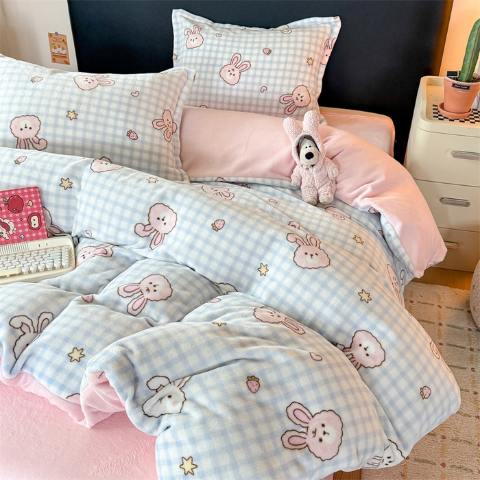 91家纺网 家纺一手货源 找家纺 艾特你 2025新款小清新高克重牛奶绒印花四件套 蓝格兔兔