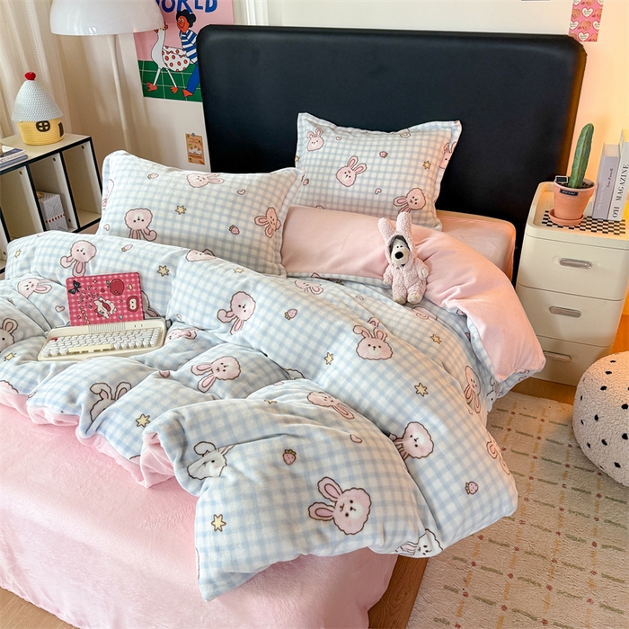 91家纺网 家纺一手货源 找家纺 艾特你 2025新款小清新高克重牛奶绒印花四件套 蓝格兔兔