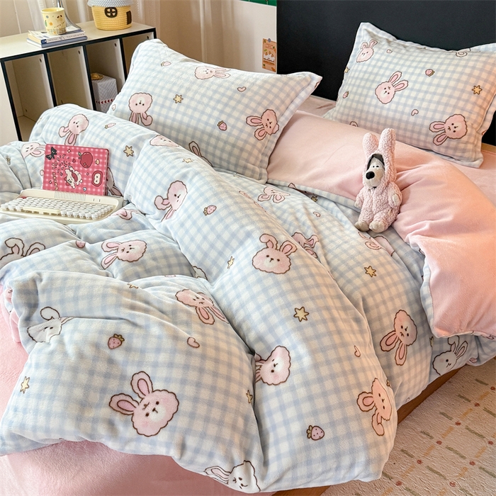 91家纺网 家纺一手货源 找家纺 艾特你 2025新款小清新高克重牛奶绒印花四件套 蓝格兔兔