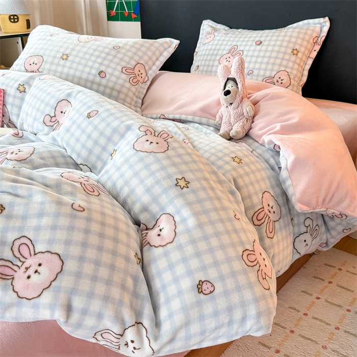 91家纺网 家纺一手货源 找家纺 艾特你 2025新款小清新高克重牛奶绒印花四件套 蓝格兔兔