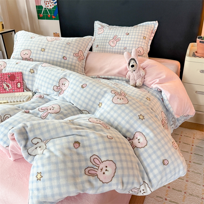 91家纺网 家纺一手货源 找家纺 艾特你 2025新款小清新高克重牛奶绒印花四件套 蓝格兔兔