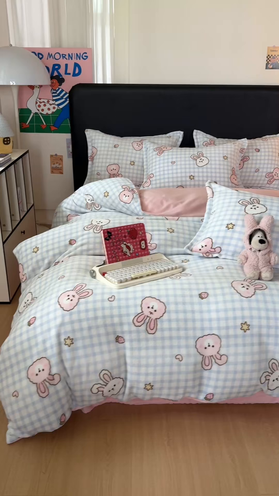 91家纺网 家纺一手货源 找家纺 艾特你 2025新款小清新高克重牛奶绒印花四件套 蓝格兔兔