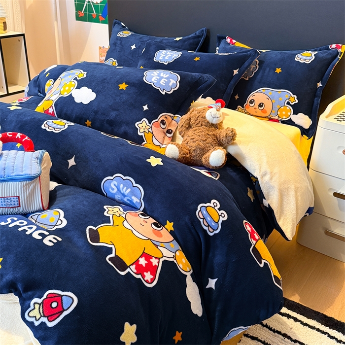 91家纺网 家纺一手货源 找家纺 艾特你 2025新款小清新高克重牛奶绒印花四件套 太空宝宝