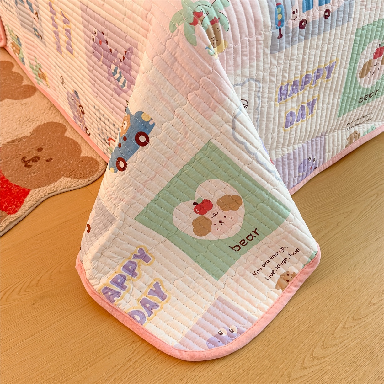 91家纺网 家纺一手货源 找家纺 恒爱家纺 2025新款全棉宝宝绒双拼床盖三件套 汽车拼图