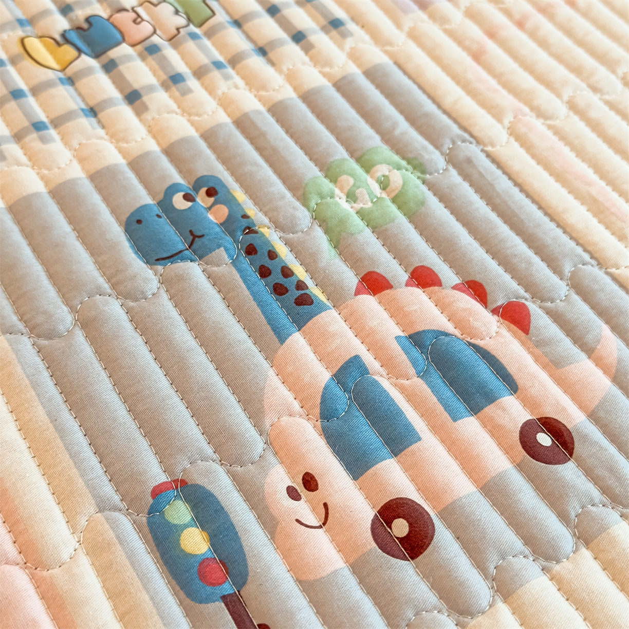 91家纺网 家纺一手货源 找家纺 恒爱家纺 2025新款全棉宝宝绒双拼床盖三件套 汽车拼图