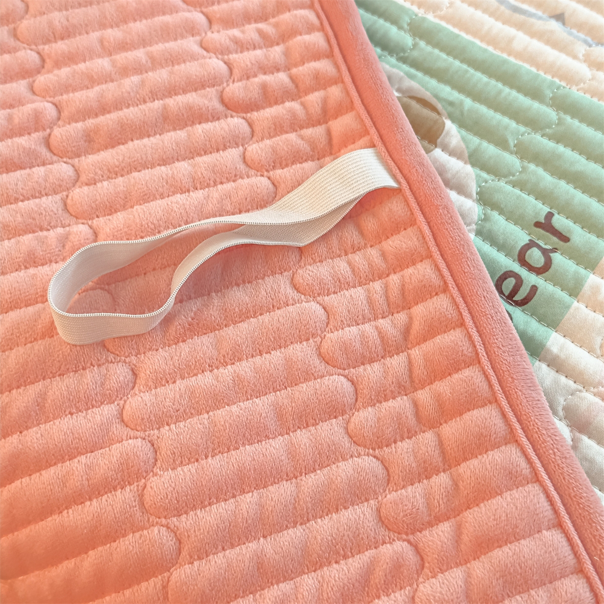 91家纺网 家纺一手货源 找家纺 恒爱家纺 2025新款全棉宝宝绒双拼床盖三件套 汽车拼图