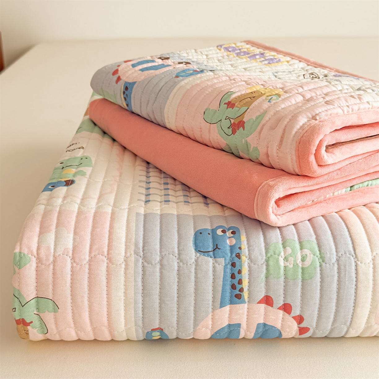 91家纺网 家纺一手货源 找家纺 恒爱家纺 2025新款全棉宝宝绒双拼床盖三件套 汽车拼图