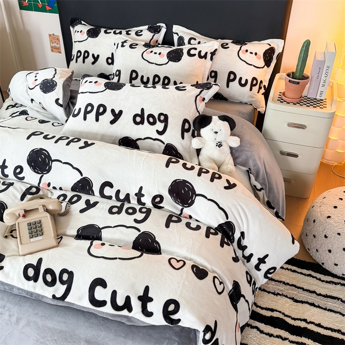 91家纺网 家纺一手货源 找家纺 艾特你 2025新款小清新高克重牛奶绒印花四件套 线条狗