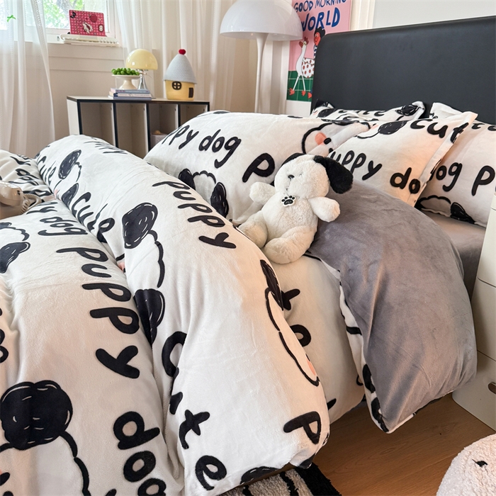 91家纺网 家纺一手货源 找家纺 艾特你 2025新款小清新高克重牛奶绒印花四件套 线条狗