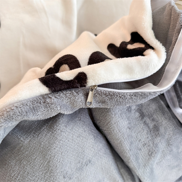 91家纺网 家纺一手货源 找家纺 艾特你 2025新款小清新高克重牛奶绒印花四件套 线条狗