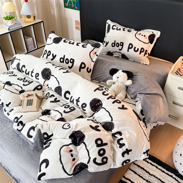 91家纺网 家纺一手货源 找家纺 艾特你 2025新款小清新高克重牛奶绒印花四件套 线条狗