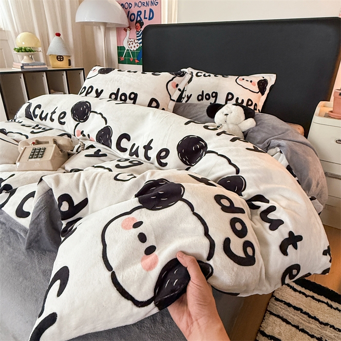 91家纺网 家纺一手货源 找家纺 艾特你 2025新款小清新高克重牛奶绒印花四件套 线条狗