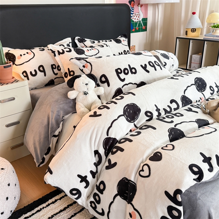 91家纺网 家纺一手货源 找家纺 艾特你 2025新款小清新高克重牛奶绒印花四件套 线条狗