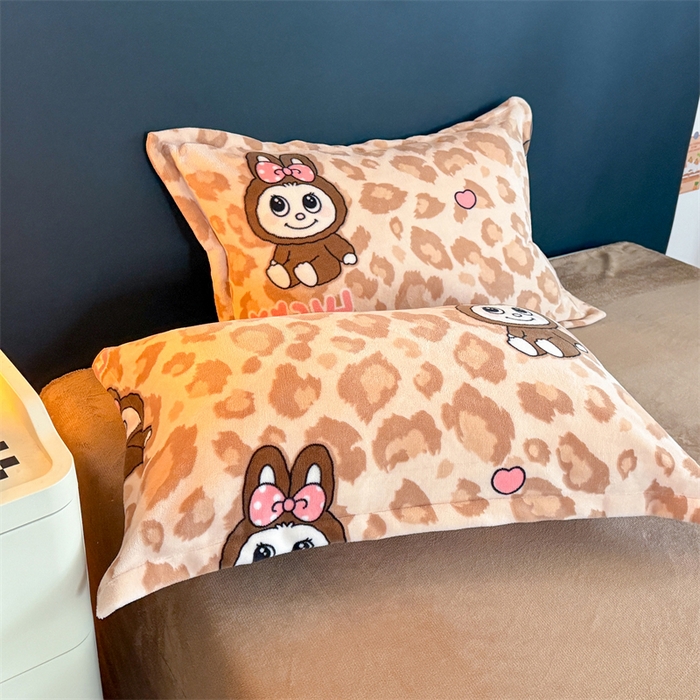 91家纺网 家纺一手货源 找家纺 艾特你 2025新款小清新高克重牛奶绒印花四件套 幸运布布