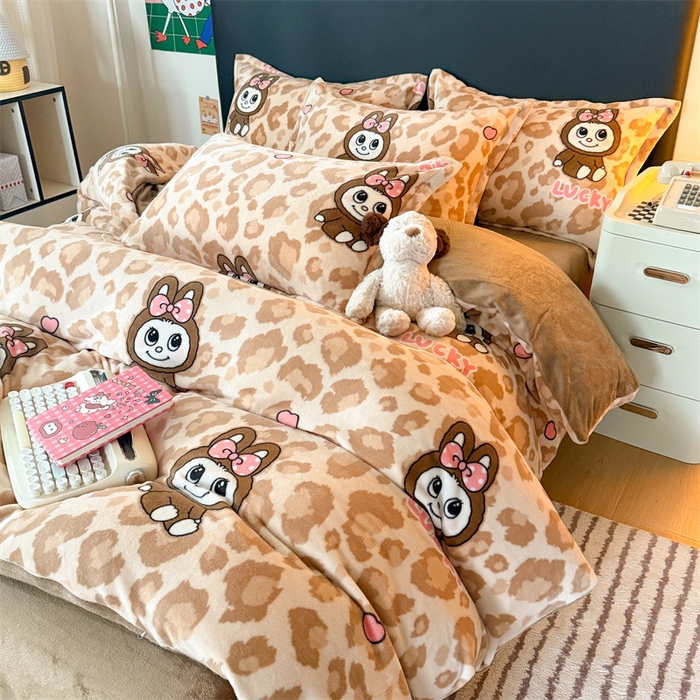 91家纺网 家纺一手货源 找家纺 艾特你 2025新款小清新高克重牛奶绒印花四件套 幸运布布