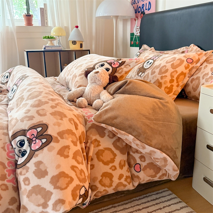 91家纺网 家纺一手货源 找家纺 艾特你 2025新款小清新高克重牛奶绒印花四件套 幸运布布