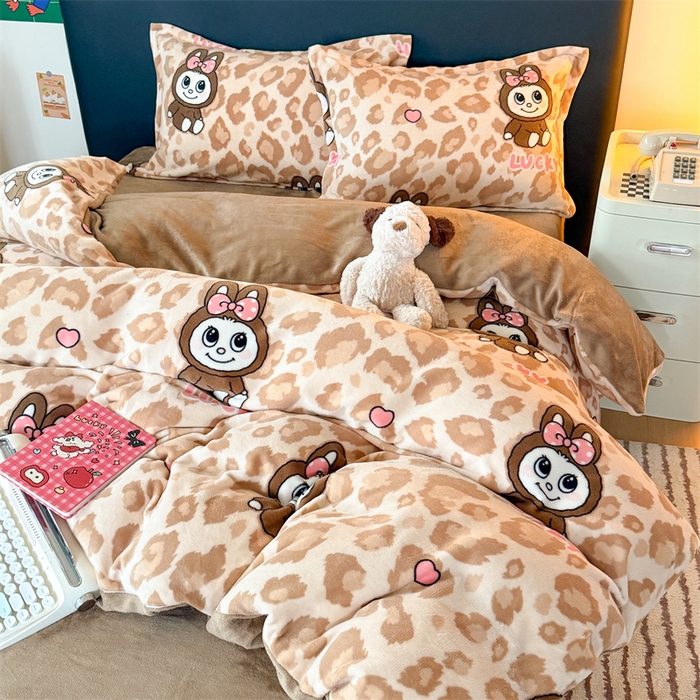 91家纺网 家纺一手货源 找家纺 艾特你 2025新款小清新高克重牛奶绒印花四件套 幸运布布