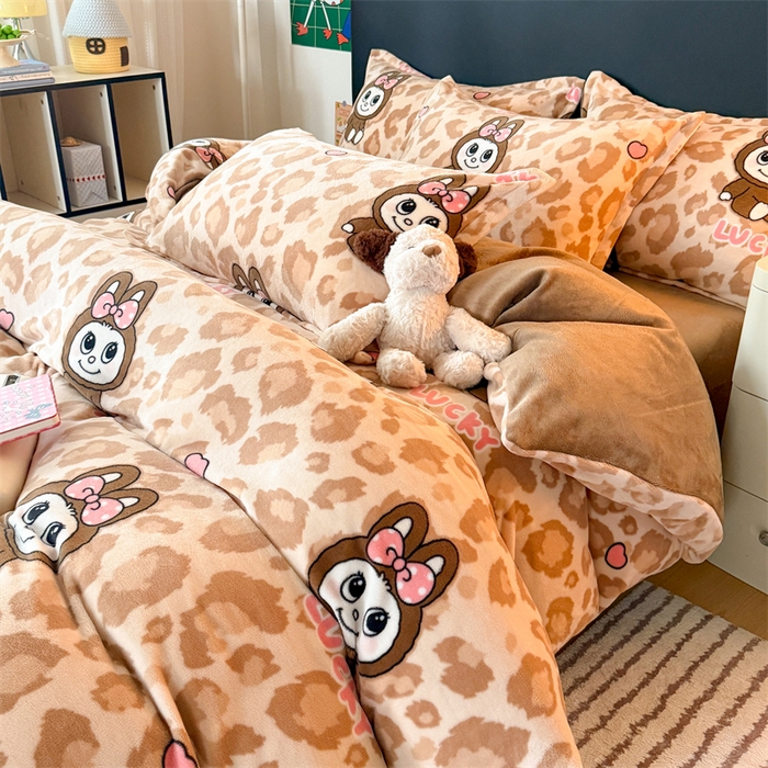 91家纺网 家纺一手货源 找家纺 艾特你 2025新款小清新高克重牛奶绒印花四件套 幸运布布