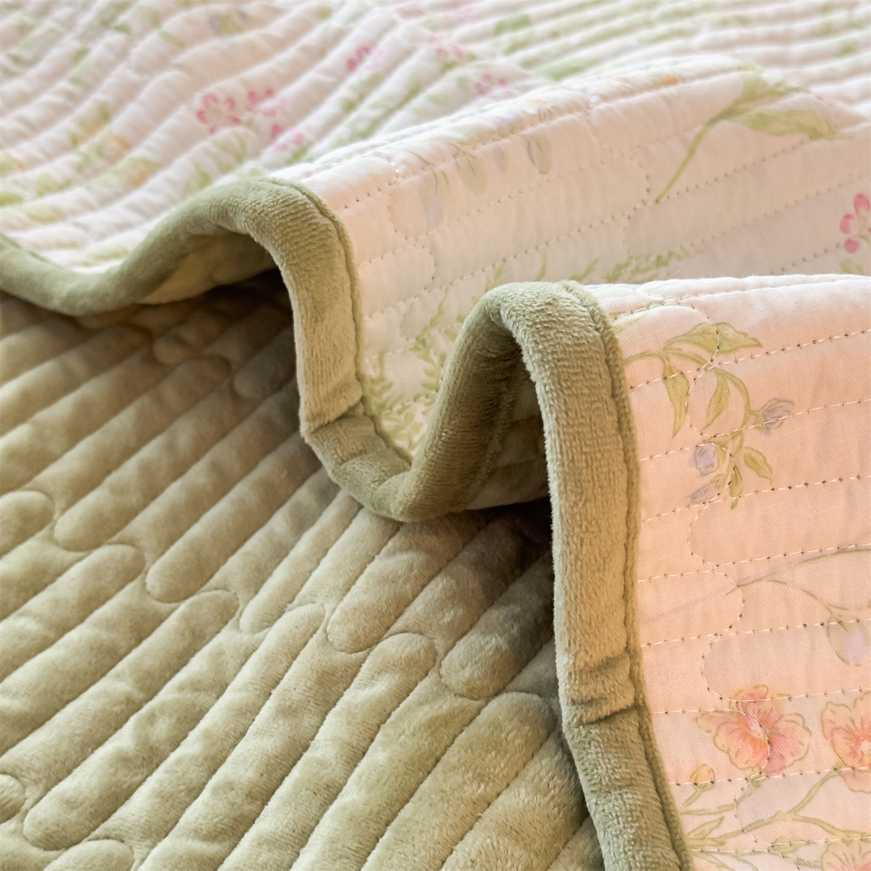 91家纺网 家纺一手货源 找家纺 恒爱家纺 2025新款全棉宝宝绒双拼床盖三件套 情人草