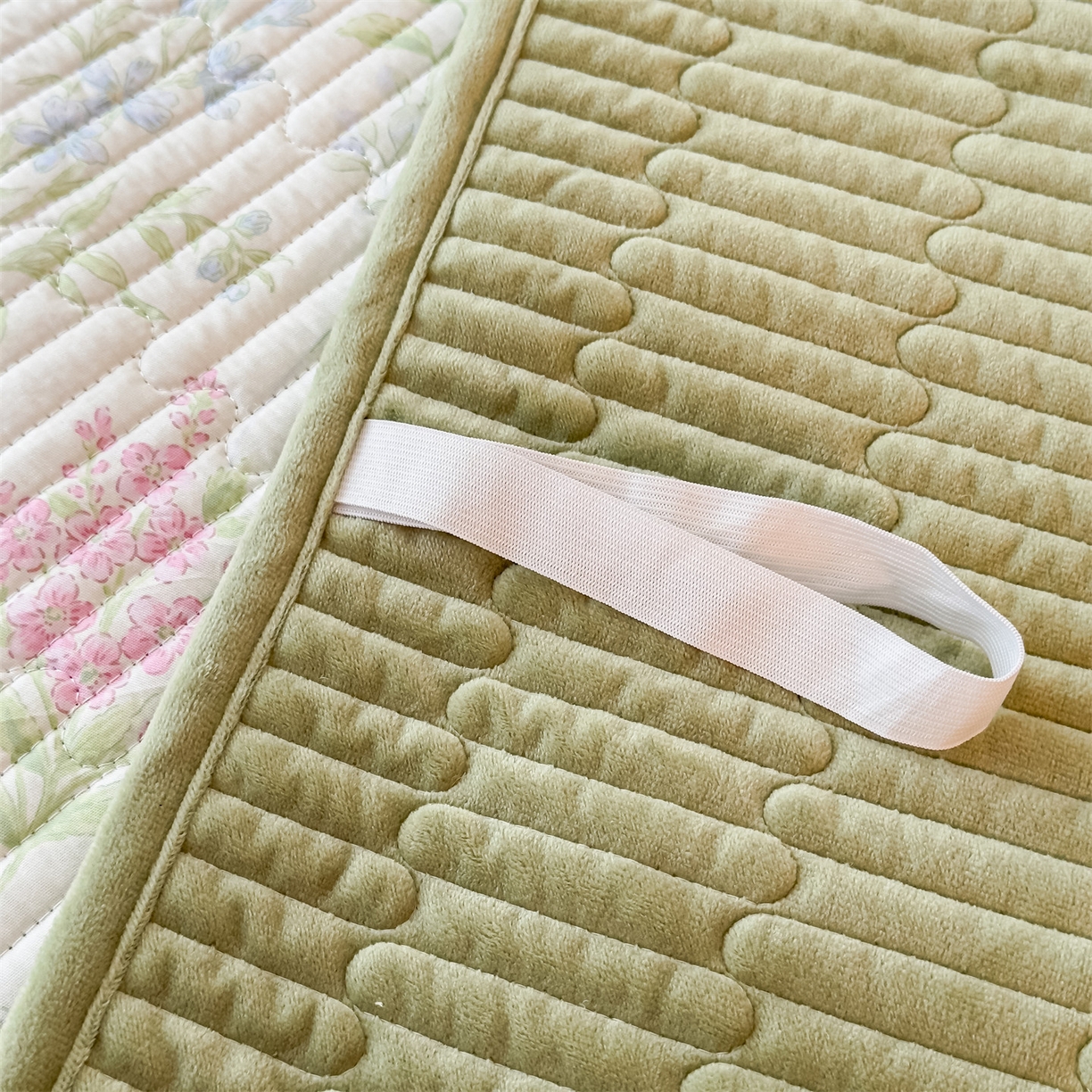 91家纺网 家纺一手货源 找家纺 恒爱家纺 2025新款全棉宝宝绒双拼床盖三件套 情人草