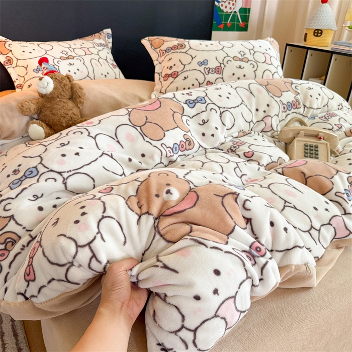 91家纺网 家纺一手货源 找家纺 艾特你 2025新款小清新高克重牛奶绒印花四件套 熊多多