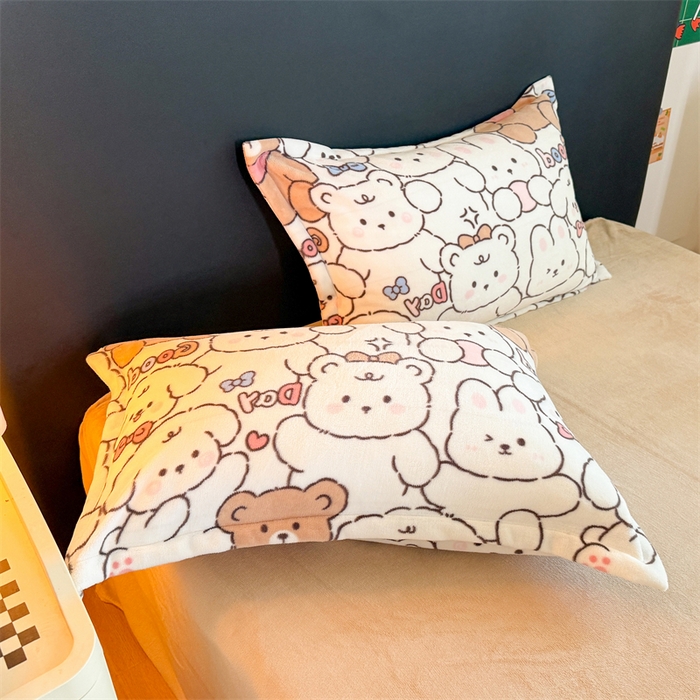 91家纺网 家纺一手货源 找家纺 艾特你 2025新款小清新高克重牛奶绒印花四件套 熊多多