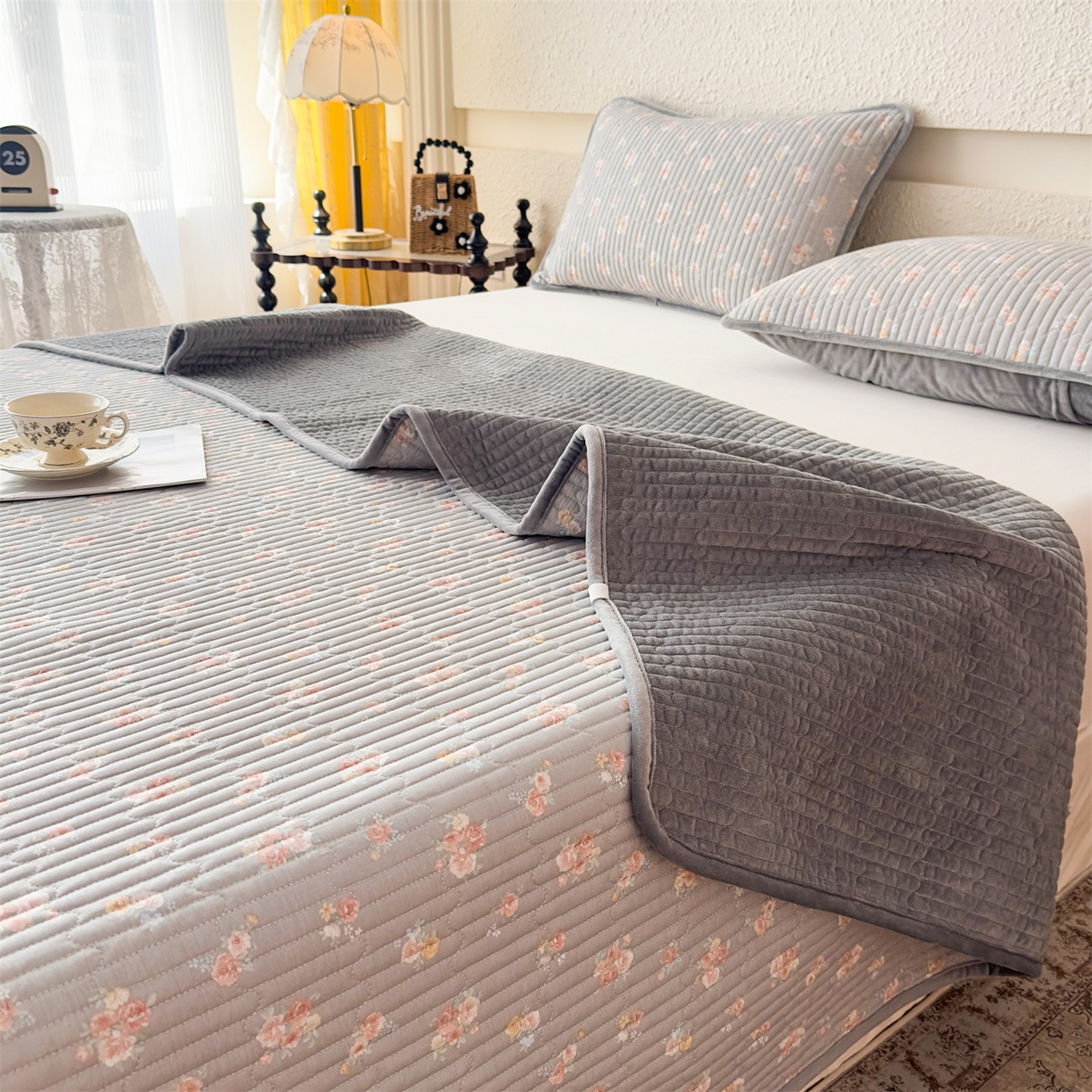 91家纺网 家纺一手货源 找家纺 恒爱家纺 2025新款全棉宝宝绒双拼床盖三件套 韶华