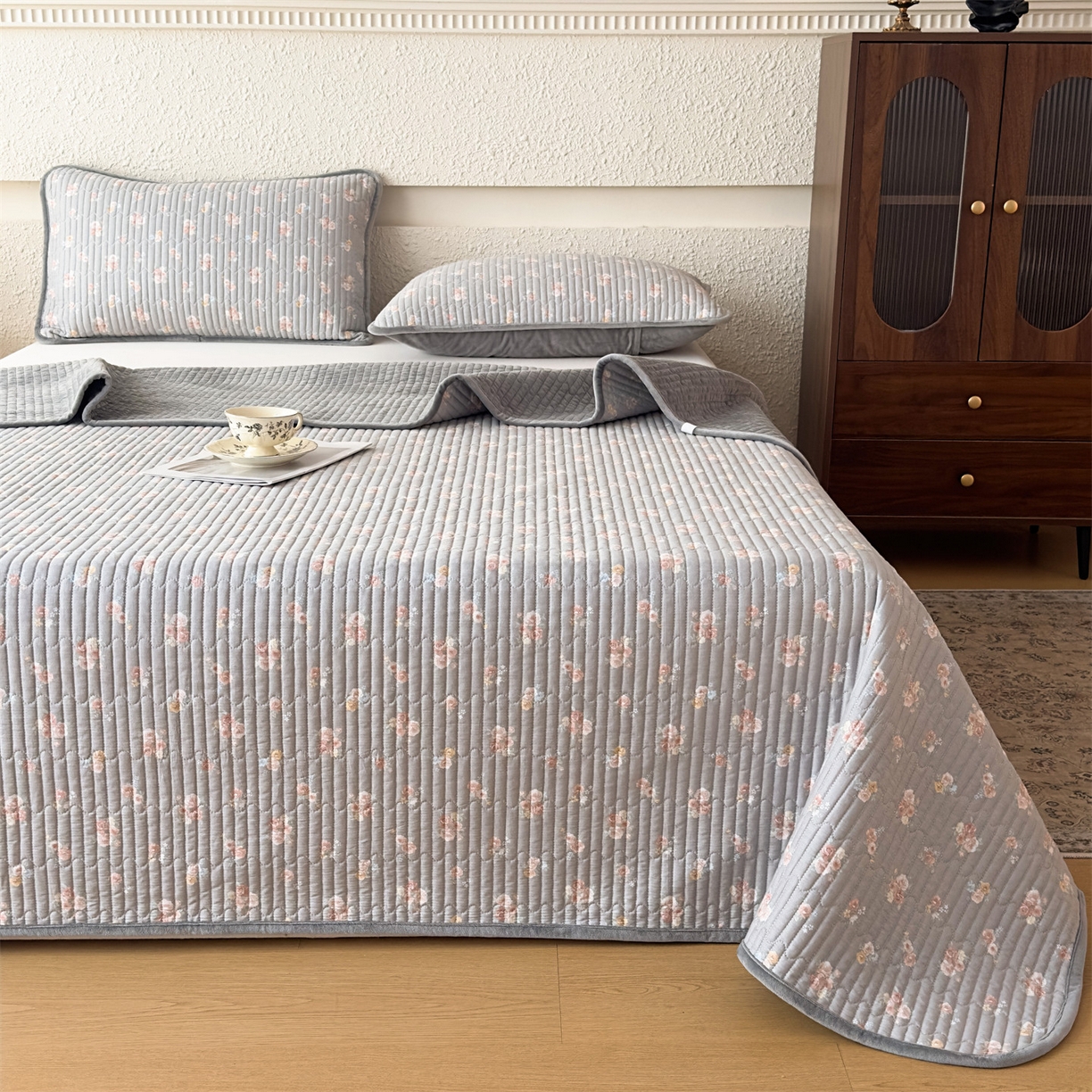 91家纺网 家纺一手货源 找家纺 恒爱家纺 2025新款全棉宝宝绒双拼床盖三件套 韶华