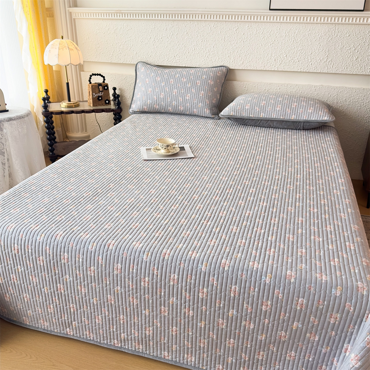 91家纺网 家纺一手货源 找家纺 恒爱家纺 2025新款全棉宝宝绒双拼床盖三件套 韶华