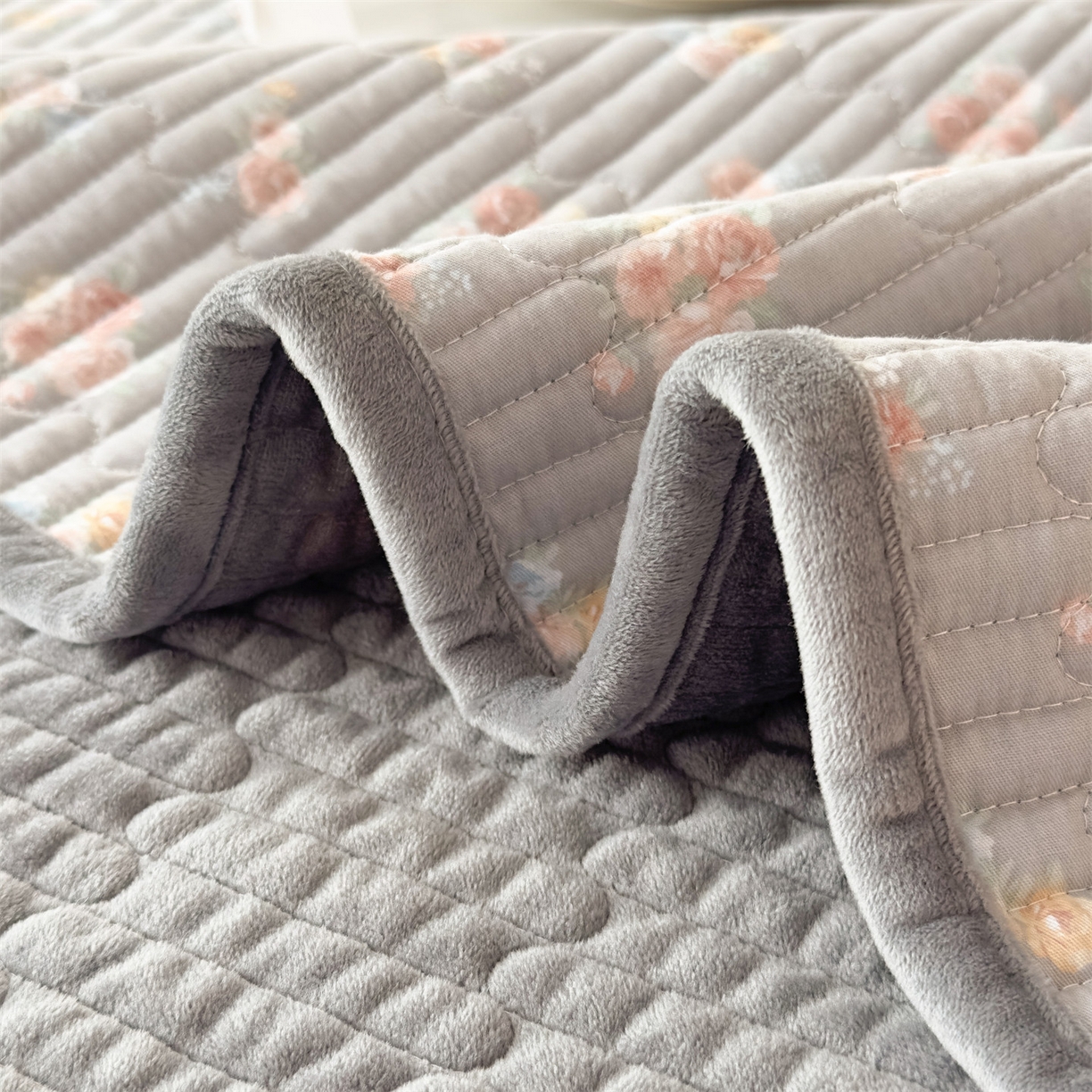 91家纺网 家纺一手货源 找家纺 恒爱家纺 2025新款全棉宝宝绒双拼床盖三件套 韶华