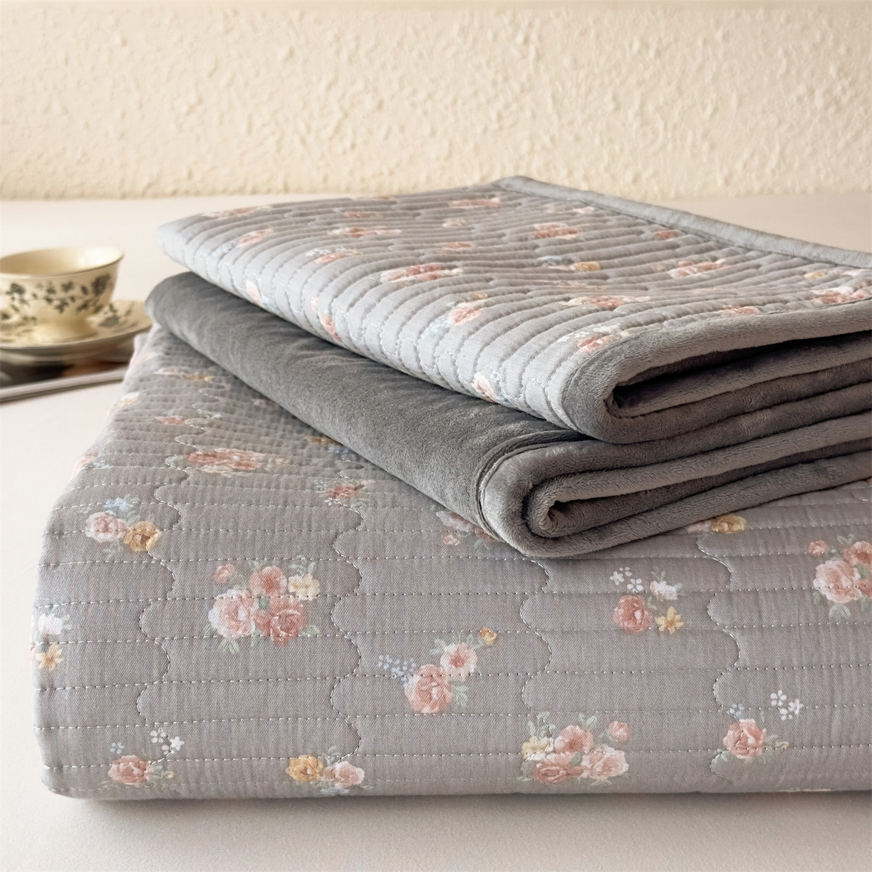 91家纺网 家纺一手货源 找家纺 恒爱家纺 2025新款全棉宝宝绒双拼床盖三件套 韶华