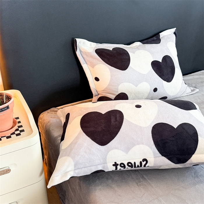 91家纺网 家纺一手货源 找家纺 艾特你 2025新款小清新高克重牛奶绒印花四件套 夜空之星