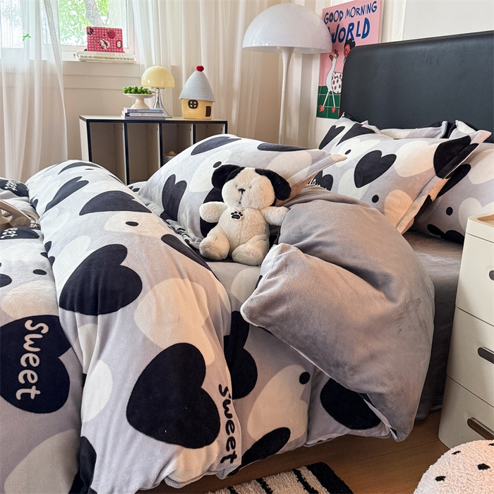 91家纺网 家纺一手货源 找家纺 艾特你 2025新款小清新高克重牛奶绒印花四件套 夜空之星