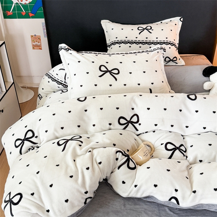 91家纺网 家纺一手货源 找家纺 艾特你 2025新款小清新高克重牛奶绒印花四件套 夜曲