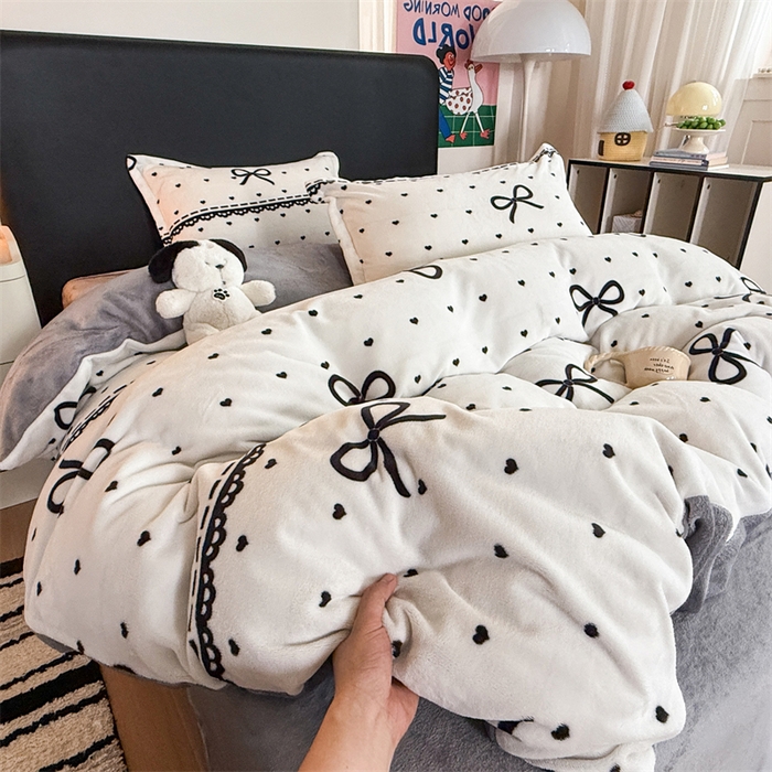 91家纺网 家纺一手货源 找家纺 艾特你 2025新款小清新高克重牛奶绒印花四件套 夜曲