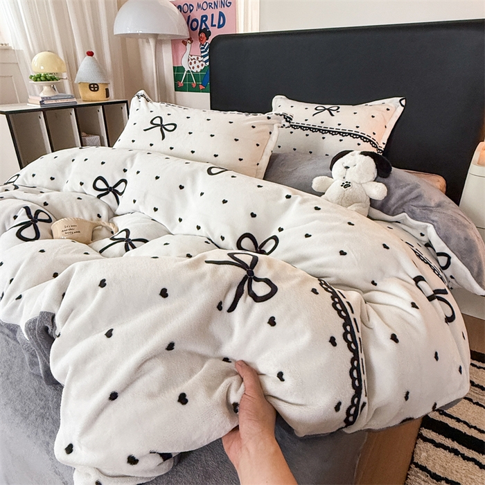 91家纺网 家纺一手货源 找家纺 艾特你 2025新款小清新高克重牛奶绒印花四件套 夜曲