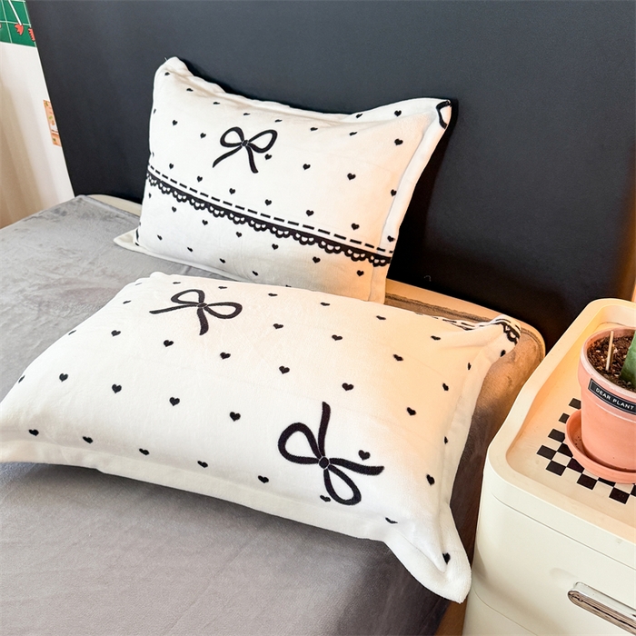 91家纺网 家纺一手货源 找家纺 艾特你 2025新款小清新高克重牛奶绒印花四件套 夜曲