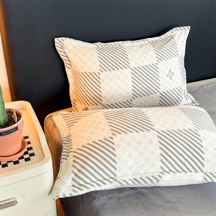 91家纺网 家纺一手货源 找家纺 艾特你 2025新款小清新高克重牛奶绒印花四件套 竹笙