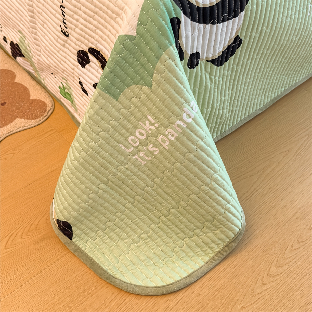 91家纺网 家纺一手货源 找家纺 恒爱家纺 2025新款全棉宝宝绒双拼床盖三件套 熊猫贝贝