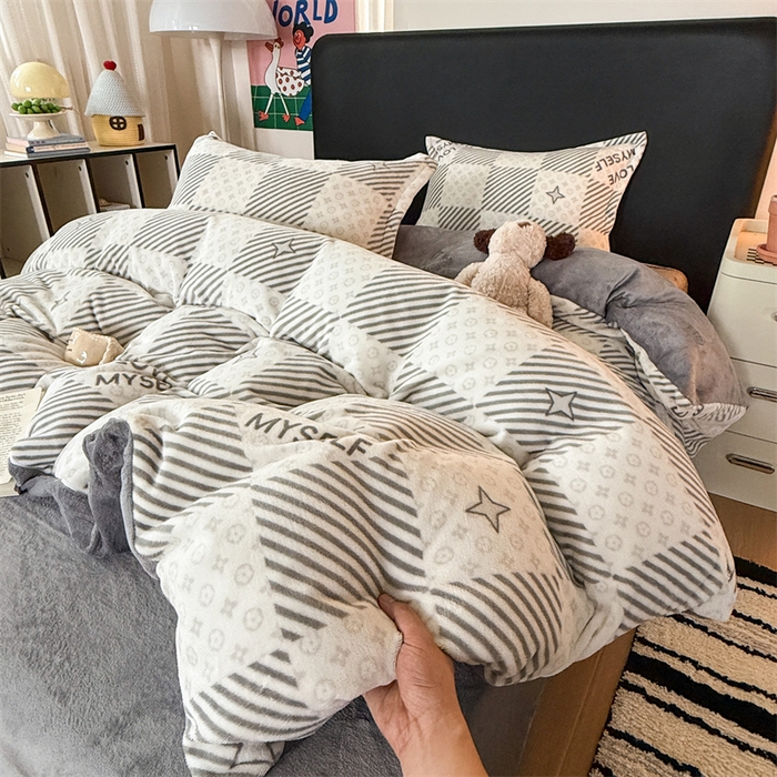 91家纺网 家纺一手货源 找家纺 艾特你 2025新款小清新高克重牛奶绒印花四件套 竹笙