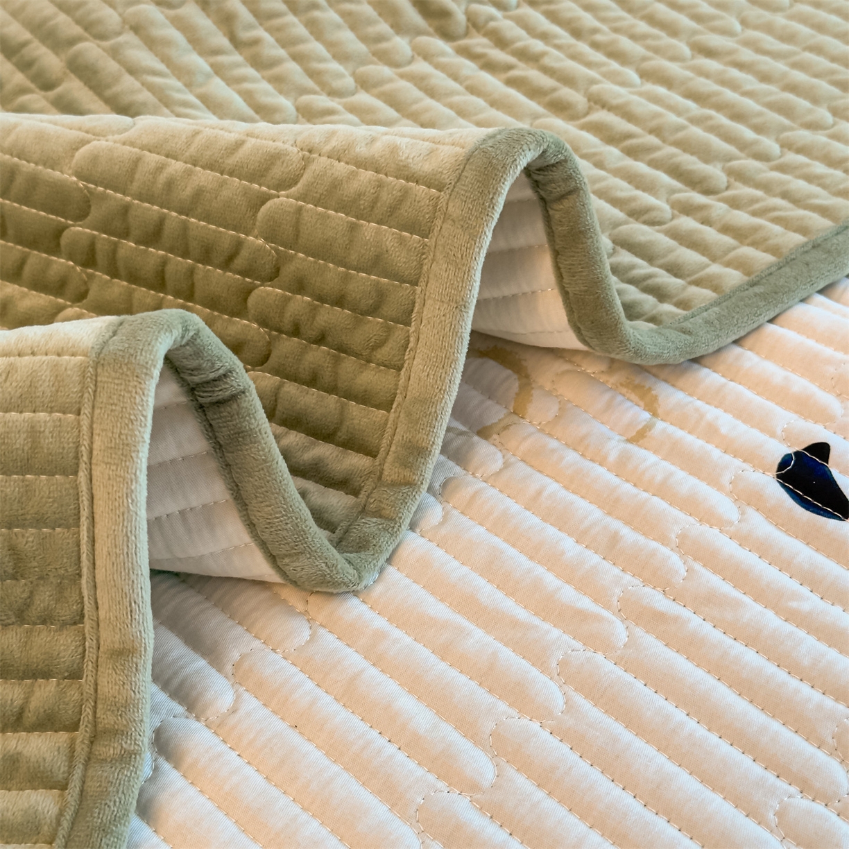 91家纺网 家纺一手货源 找家纺 恒爱家纺 2025新款全棉宝宝绒双拼床盖三件套 熊猫贝贝