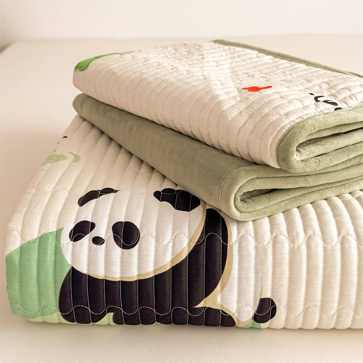 91家纺网 家纺一手货源 找家纺 恒爱家纺 2025新款全棉宝宝绒双拼床盖三件套 熊猫贝贝