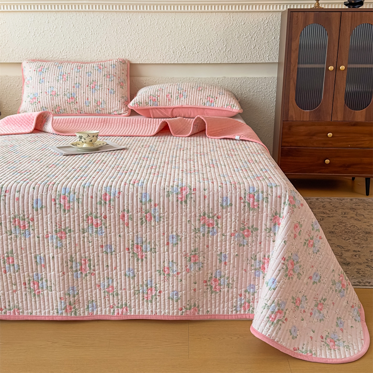 91家纺网 家纺一手货源 找家纺 恒爱家纺 2025新款全棉宝宝绒双拼床盖三件套 萱草花